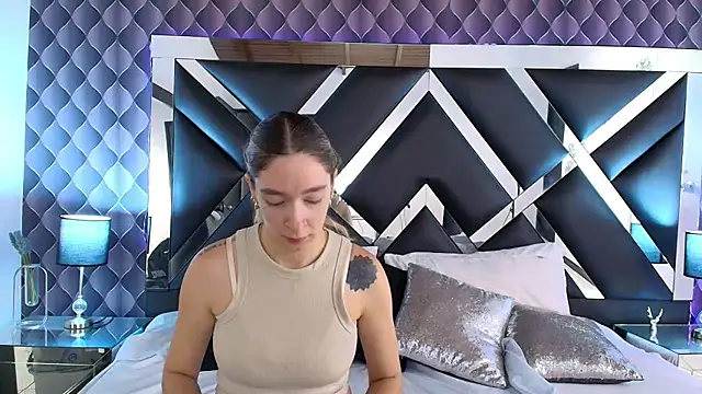 victoriaa lee  online show from 02-10-25, 07:17