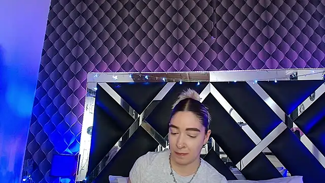 victoriaa lee  online show from 06-19-26, 07:17