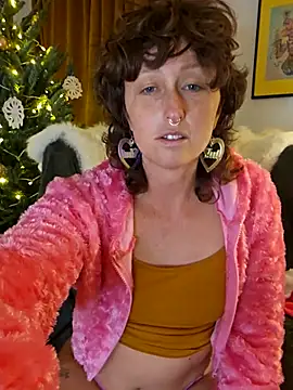 Snapshot of mossy_kiss chatting on 12-18-25, 04:35 mossy kiss online show from 12-18-25, 04:35