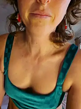 Snapshot of mossy_kiss chatting on 12-21-25, 04:03 mossy kiss online show from 12-21-25, 04:03