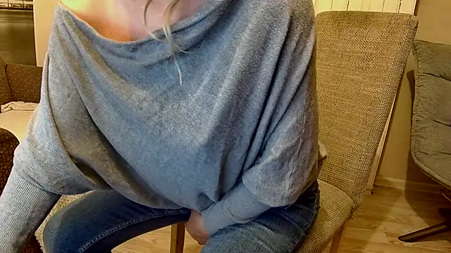 Snapshot of mesexylady34 chatting on 10-11-25, 06:17 mesexylady34 online show from 10-11-25, 06:17