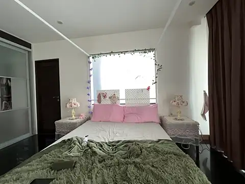 Naomisroom online show from 06-06-26, 07:24