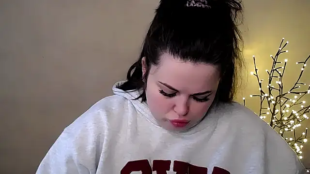 Emily Mo online show from 11-26-25, 06:36