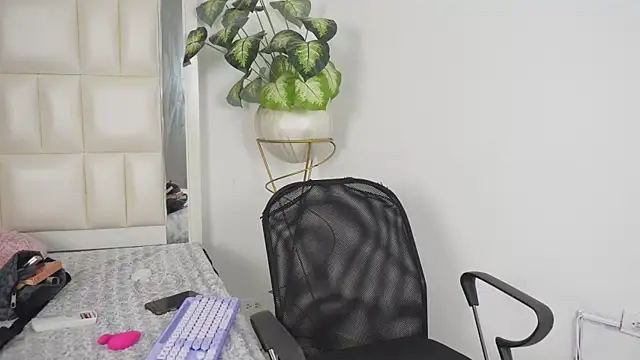 Snapshot of Anais_aradia chatting on 09-26-25, 04:49 Anais aradia online show from 09-26-25, 04:49