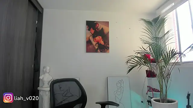Snapshot of liah_v chatting on 01-22-25, 04:44 liah v online show from 01-22-25, 04:44