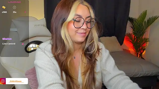 Snapshot of dakottaa_ chatting on 05-15-26, 12:06 dakottaa online show from 05-15-26, 12:06