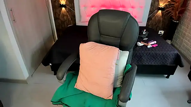 Snapshot of kitty__horny chatting on 02-06-25, 01:54 kitty horny online show from 02-06-25, 01:54