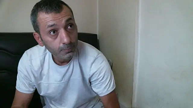 Snapshot of Rator_2 chatting on 09-15-25, 09:37 Rator 2 online show from 09-15-25, 09:37