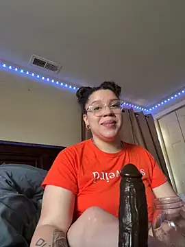 Snapshot of QueenNuttCollector chatting on 10-28-25, 02:09 QueenNuttCollector online show from 10-28-25, 02:09