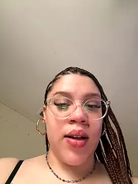 Snapshot of QueenNuttCollector chatting on 11-21-25, 05:11 QueenNuttCollector online show from 11-21-25, 05:11