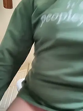 Snapshot of QueenNuttCollector chatting on 03-17-26, 03:48 QueenNuttCollector online show from 03-17-26, 03:48