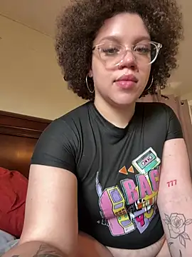 Snapshot of QueenNuttCollector chatting on 03-25-26, 04:02 QueenNuttCollector online show from 03-25-26, 04:02