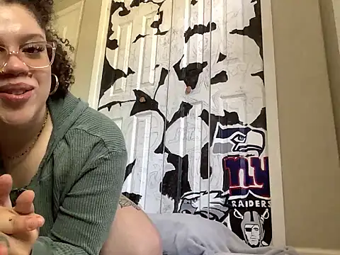 QueenNuttCollector online show from 05-01-26, 04:22