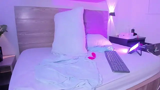 izaro22 online show from 10-25-25, 04:13