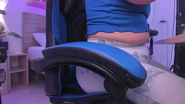 izaro22 online show from 11-15-25, 12:34