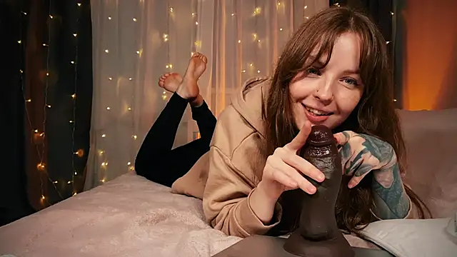 Snapshot of Pi-x-ie chatting on 10-19-25, 02:40 Pi-x-ie online show from 10-19-25, 02:40