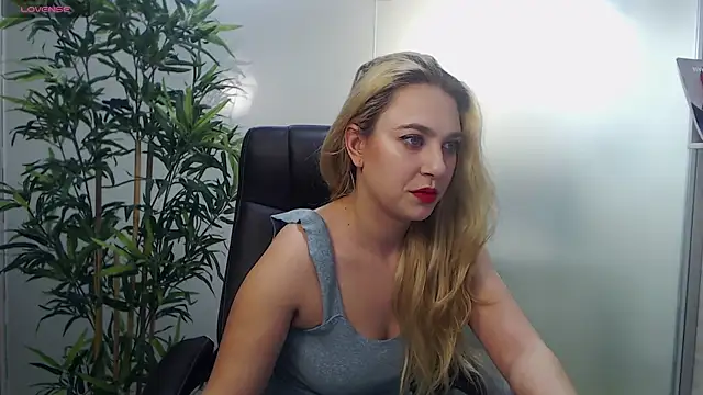 Snapshot of AvaBlue_ chatting on 01-31-25, 04:14 AvaBlue online show from 01-31-25, 04:14