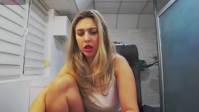 Snapshot of AvaBlue_ chatting on 02-06-25, 07:13 AvaBlue online show from 02-06-25, 07:13