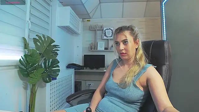 Snapshot of AvaBlue_ chatting on 02-24-25, 09:00 AvaBlue online show from 02-24-25, 09:00