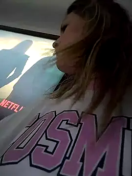 Snapshot of Mia_Hampton chatting on 12-21-24, 08:00 Mia Hampton online show from 12-21-24, 08:00