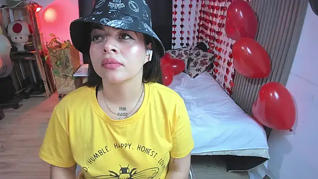 Snapshot of Cuttiealice chatting on 02-15-25, 03:06 Cuttiealice online show from 02-15-25, 03:06
