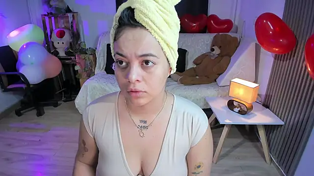 Snapshot of Cuttiealice chatting on 02-18-25, 12:28 Cuttiealice online show from 02-18-25, 12:28