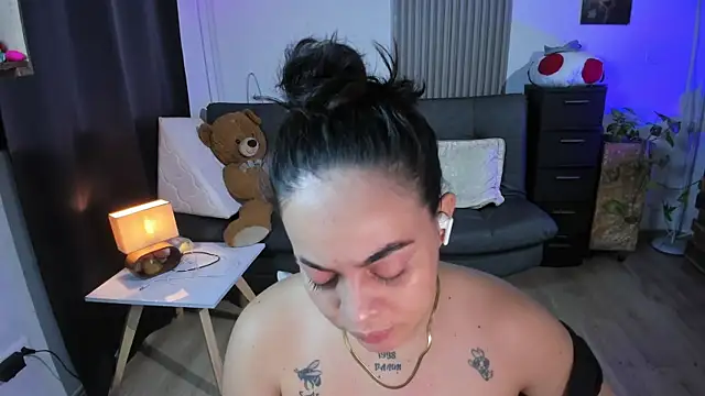 Snapshot of Cuttiealice chatting on 03-05-25, 02:03 Cuttiealice online show from 03-05-25, 02:03