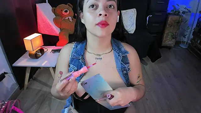 Snapshot of Cuttiealice chatting on 03-11-25, 05:35 Cuttiealice online show from 03-11-25, 05:35