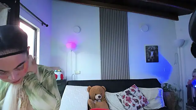 Snapshot of Cuttiealice chatting on 03-22-25, 10:26 Cuttiealice online show from 03-22-25, 10:26