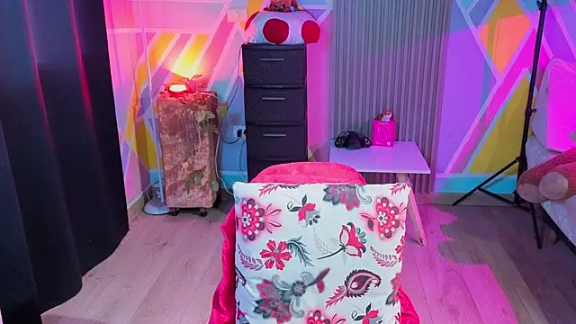 Snapshot of Cuttiealice chatting on 10-10-25, 12:48 Cuttiealice online show from 10-10-25, 12:48