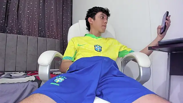 Snapshot of The_skinnyguys chatting on 12-22-24, 09:31 The skinnyguys online show from 12-22-24, 09:31