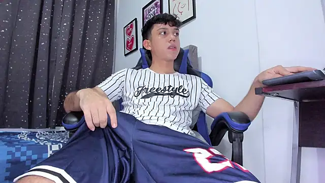 Snapshot of The_skinnyguys chatting on 10-28-25, 10:12 The skinnyguys online show from 10-28-25, 10:12