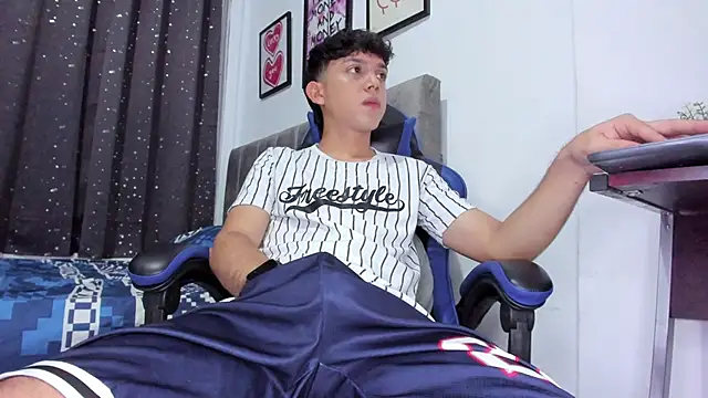 Snapshot of The_skinnyguys chatting on 11-16-25, 10:04 The skinnyguys online show from 11-16-25, 10:04