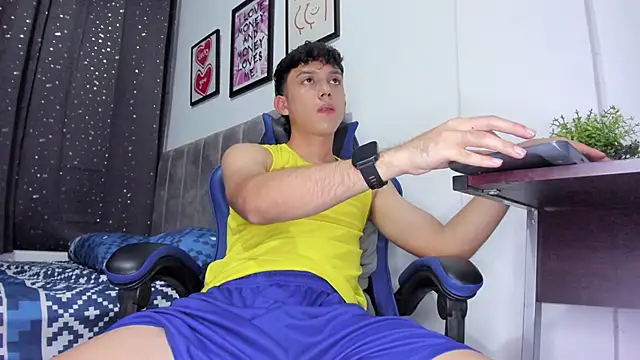 Snapshot of The_skinnyguys chatting on 12-14-25, 10:25 The skinnyguys online show from 12-14-25, 10:25