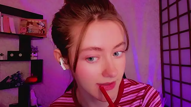 Snapshot of KateCuddle chatting on 12-13-24, 02:10 KateCuddle online show from 12-13-24, 02:10