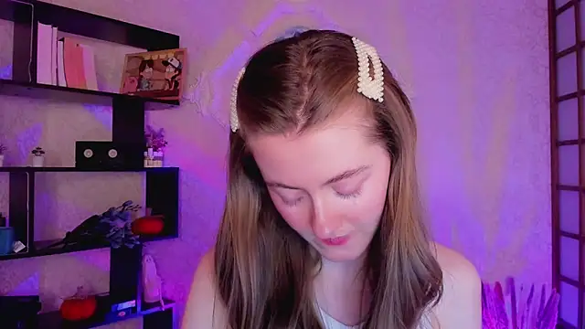 Snapshot of KateCuddle chatting on 12-17-24, 07:40 KateCuddle online show from 12-17-24, 07:40