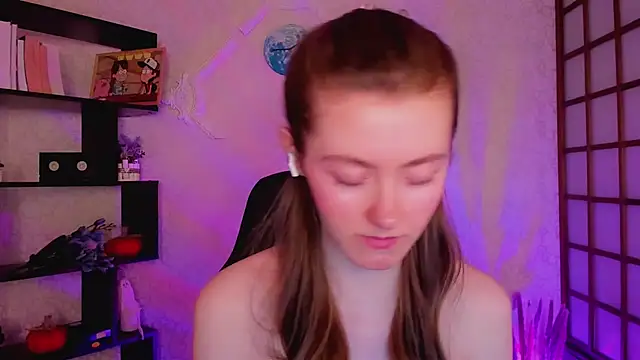 Snapshot of KateCuddle chatting on 12-18-24, 02:10 KateCuddle online show from 12-18-24, 02:10
