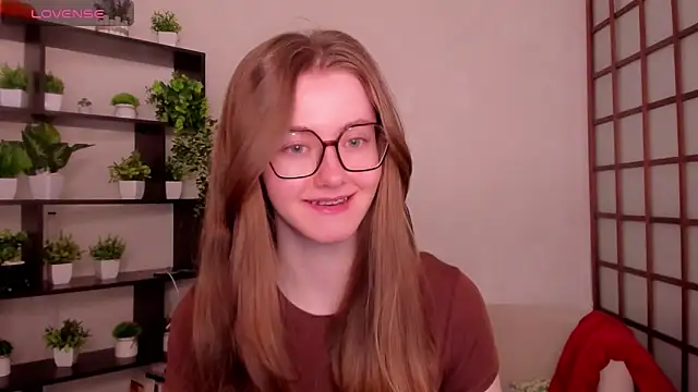 Snapshot of KateCuddle chatting on 05-15-26, 02:18 KateCuddle online show from 05-15-26, 02:18