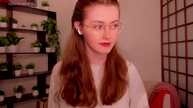 Snapshot of KateCuddle chatting on 05-18-26, 02:40 KateCuddle online show from 05-18-26, 02:40