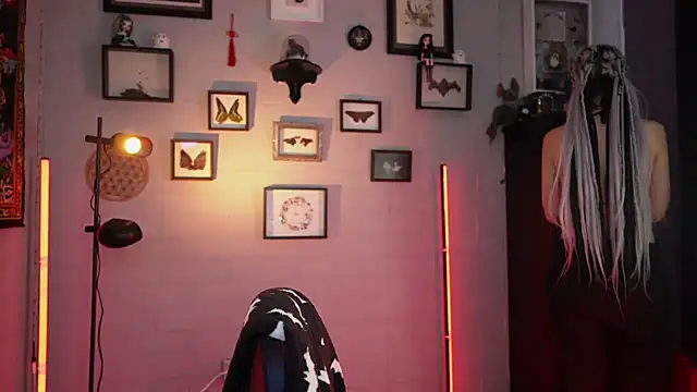 Snapshot of insania_9999_ chatting on 02-25-26, 04:05 insania 9999 online show from 02-25-26, 04:05