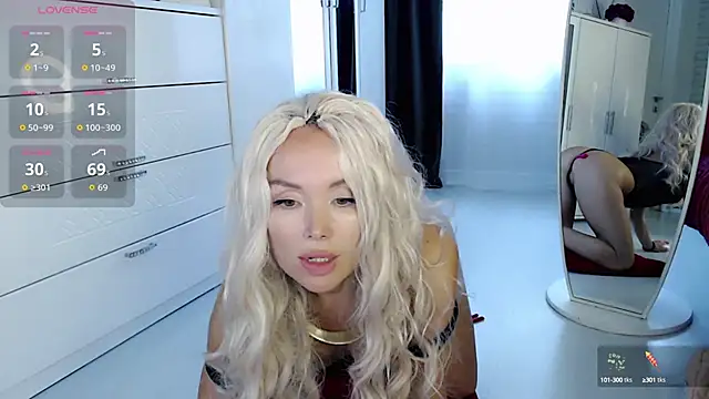 Snapshot of WhiteBunny chatting on 09-09-25, 10:04 WhiteBunny online show from 09-09-25, 10:04