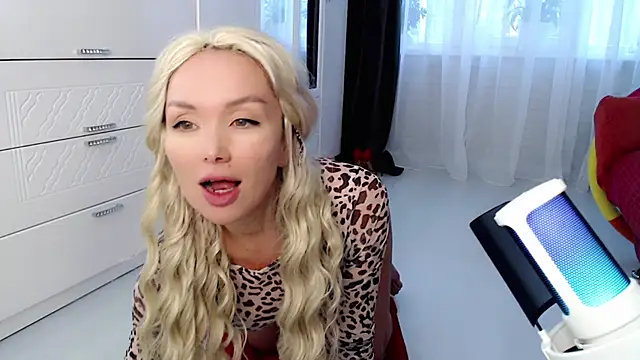 Snapshot of WhiteBunny chatting on 10-14-25, 10:38 WhiteBunny online show from 10-14-25, 10:38