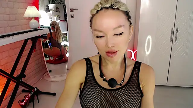 Snapshot of WhiteBunny chatting on 11-06-25, 02:18 WhiteBunny online show from 11-06-25, 02:18