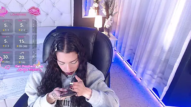 LiaVillalobos online show from 11-28-25, 01:03