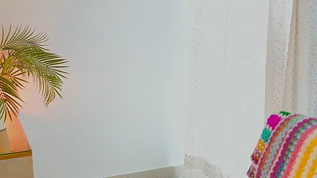 Snapshot of anabelcurvy chatting on 12-15-25, 01:37 anabelcurvy online show from 12-15-25, 01:37