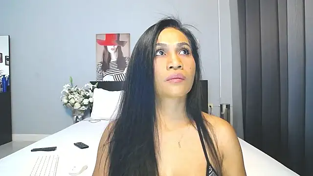 Snapshot of Hotbeebee chatting on 02-06-25, 11:58 Hotbeebee online show from 02-06-25, 11:58