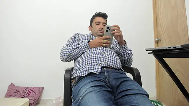 Snapshot of isearchcompany chatting on 11-28-25, 12:19 isearchcompany online show from 11-28-25, 12:19