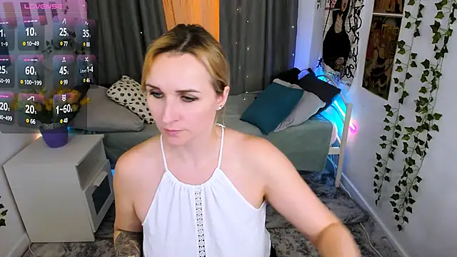 Snapshot of Karinella_x chatting on 03-21-25, 09:12 Karinella x online show from 03-21-25, 09:12