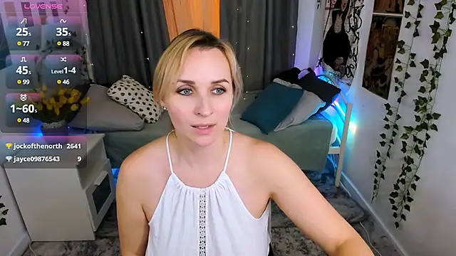 Snapshot of Karinella_x chatting on 03-22-25, 12:17 Karinella x online show from 03-22-25, 12:17