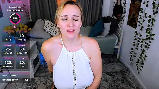 Snapshot of Karinella_x chatting on 03-22-25, 03:20 Karinella x online show from 03-22-25, 03:20